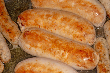 Grobe Bratwürste in der Pfanne