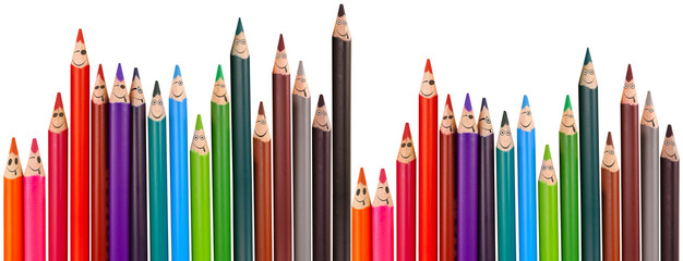 Crayons de couleurs, smileys malicieux souriants 