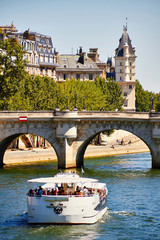 Cruising the Seine 