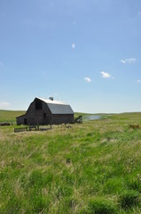 Obraz premium Barn and Meandering Stream