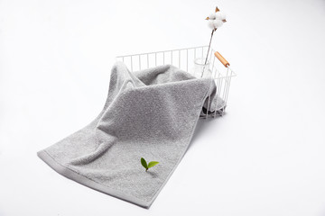 Bath towels are placed in the raft, and cotton is inserted to symbolize the natural ecology.