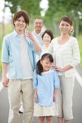 一本道で微笑む3世代家族