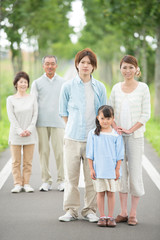 一本道で微笑む3世代家族