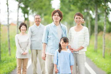 一本道で微笑む3世代家族