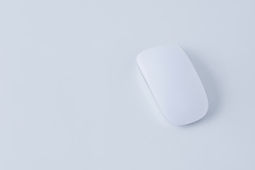 白背景に白のマウススタジオ撮影事務員