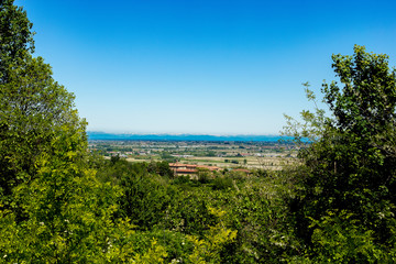 Fototapeta na wymiar Paesaggio vista dall'alto verso la valle