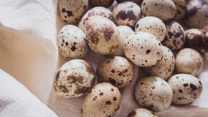 Obraz premium Quail eggs on the linen cloth. Top view