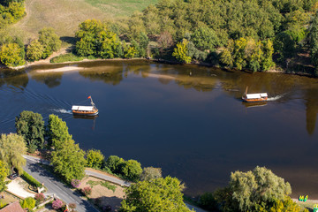  A tourist boat, in French called gabare, on the river Dordogne at La Roque-Gageac, Aquitaine,...