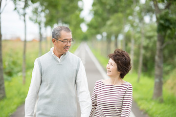 Fototapeta premium 一本道を歩くシニア夫婦