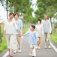 一本道を歩く3世代家族