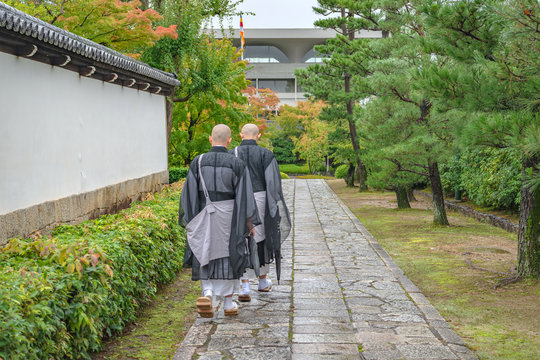 参道を歩く僧侶