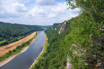 Fototapeta na wymiar Blick auf die Elbe in der sächsischen Schweiz vom Basteigebirge aus
