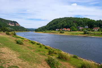 Obraz premium Blick auf die Elbe in der sächsischen Schweiz in der Nähe von Königstein