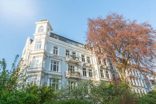 Fassade von schönem weißen Altbauhaus in der Nachmittagssonne