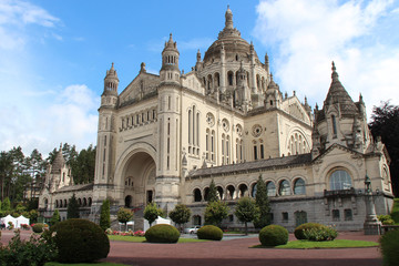 Fototapeta na wymiar sainte-thérèse basilica - Lisieux - (France)