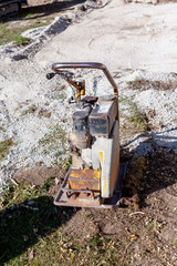 Unterbau einer Terrasse mit Betonbruch , mit Verdichtung des Bodens durch eine Rüttelplatte.