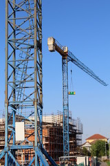 Cantiere edile in primavera - Gru e ponteggio