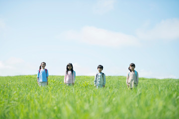 草原で微笑む小学生