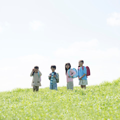 草原で微笑む小学生