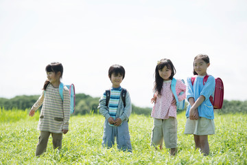 草原で微笑む小学生