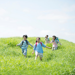 草原を走る小学生