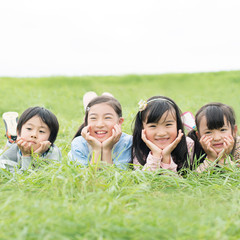 草原に寝転ぶ小学生