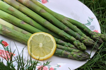 green asparagus with lemon slice