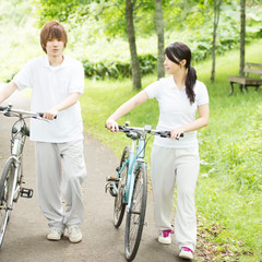 Obraz premium 自転車を押すカップル