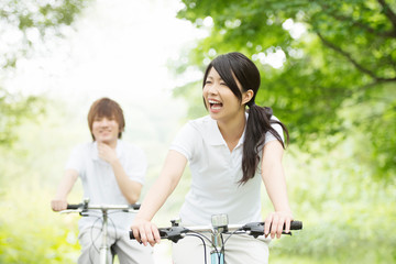 Obraz premium 自転車に乗るカップル