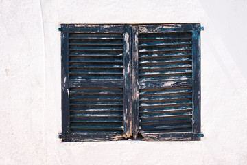 Alte blaue Fensterladen in Spanien 