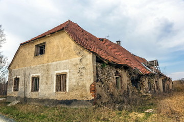 Fototapeta premium abandoned farm house in springtime