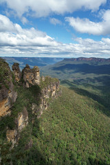 Fototapeta na wymiar Impressionen aus Katoomba und dem Blue Mountain National Park in Australien mit Jamison Walley und den Three Sisters