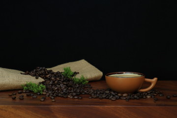 ブラックコーヒーとコーヒー豆(黒背景) black coffee and coffee beans (black background) 1
