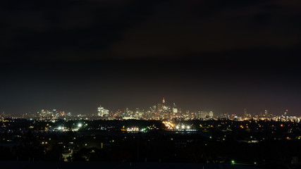 Fototapeta na wymiar Nachtaufnahme von der weit entfernten Skyline von Sydney Australien