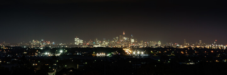 Nachtaufnahme von der weit entfernten Skyline von Sydney Australien