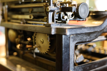 ANTICA MACCHINA DA SCRIVERE CON PARTICOLARI E DETTAGLI IN PRIMO PIANO