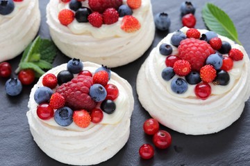 Meringue with berries.