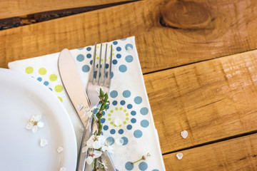 Spring table setting with white flowers