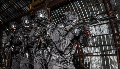 Police tactical group sneaking in industrial area - obrazy, fototapety, plakaty