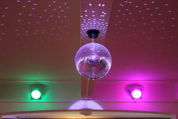 Ausgehen: Beleuchtete Discokugel
