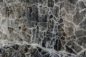 Fototapeta na wymiar Salzgestein mit Einschlüssen, Sand Mineralien und Salzkristalle, Rohstoff für die Salzgewinnung