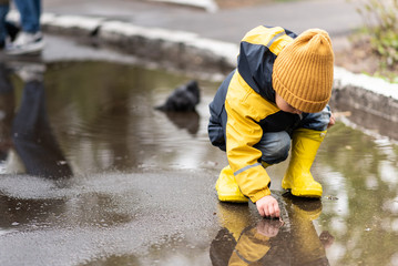 the child found in a puddle of earthworm and wants to take it
