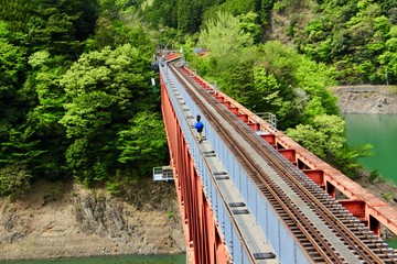 新緑の奥大井湖上駅