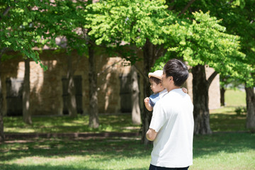 子供を抱っこするパパ