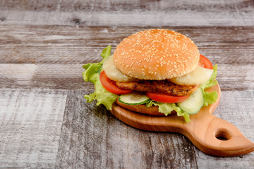 Burger Ananas wooden background