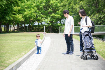 子供を見つめる若い夫婦