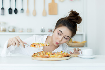 Obraz na płótnie Canvas woman enjoying pizza