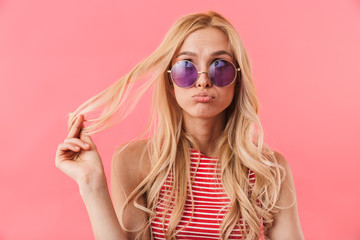 Portrait of a confused blonde woman - obrazy, fototapety, plakaty