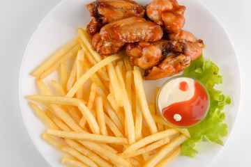 Chicken wings with straw potatoes