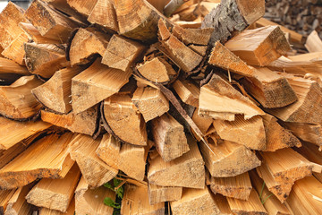 Brennholz gehackt und gefaltet